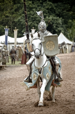 GAME_OF_THRONES_-_E1X05_THE_WOLF_AND_THE_LION_STILLS_001.jpg